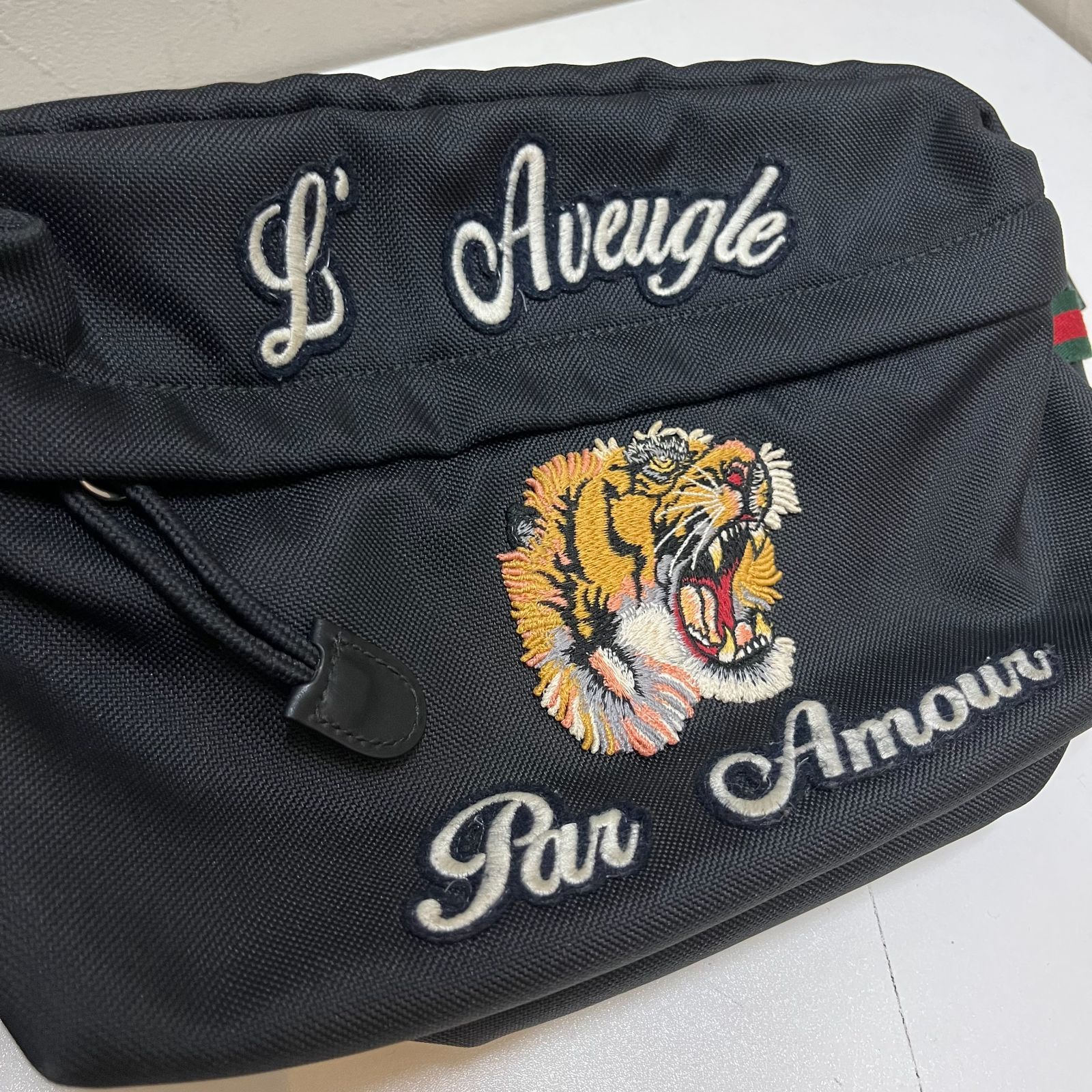 GUCCI グッチ タイガー エンブロイダリー ボディーバッグ ブラック