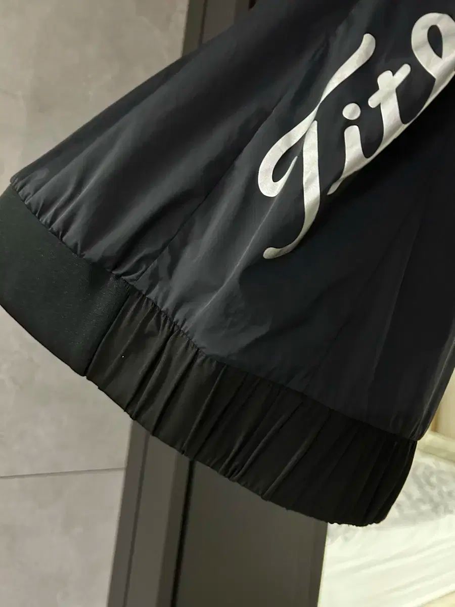 タイトルリストウインドブレーカー