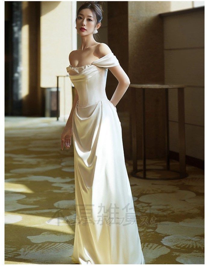 スパンコールの煌びやかなVネックの長袖イブニングドレス♩.• スパンコールの煌びやかな イブニングドレス スパンコールの煌びやかな