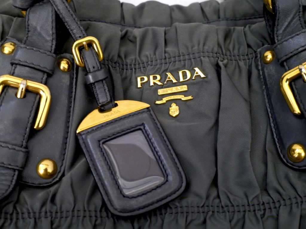 レア◇PRADA プラダ ギャザーデザイン ナイロンxレザー切替 ハンドショルダー2way トート バッグ カーキ◇ 希少な2way仕様のギャザーモデル  - メルカリ