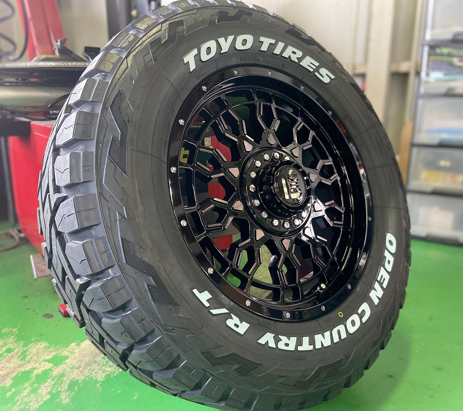 JL JK ラングラー 18インチ LEXXEL PreDator プレデター トーヨー オープンカントリー RT 285/60R18 1台分  4本セット タイヤホイール - メルカリ