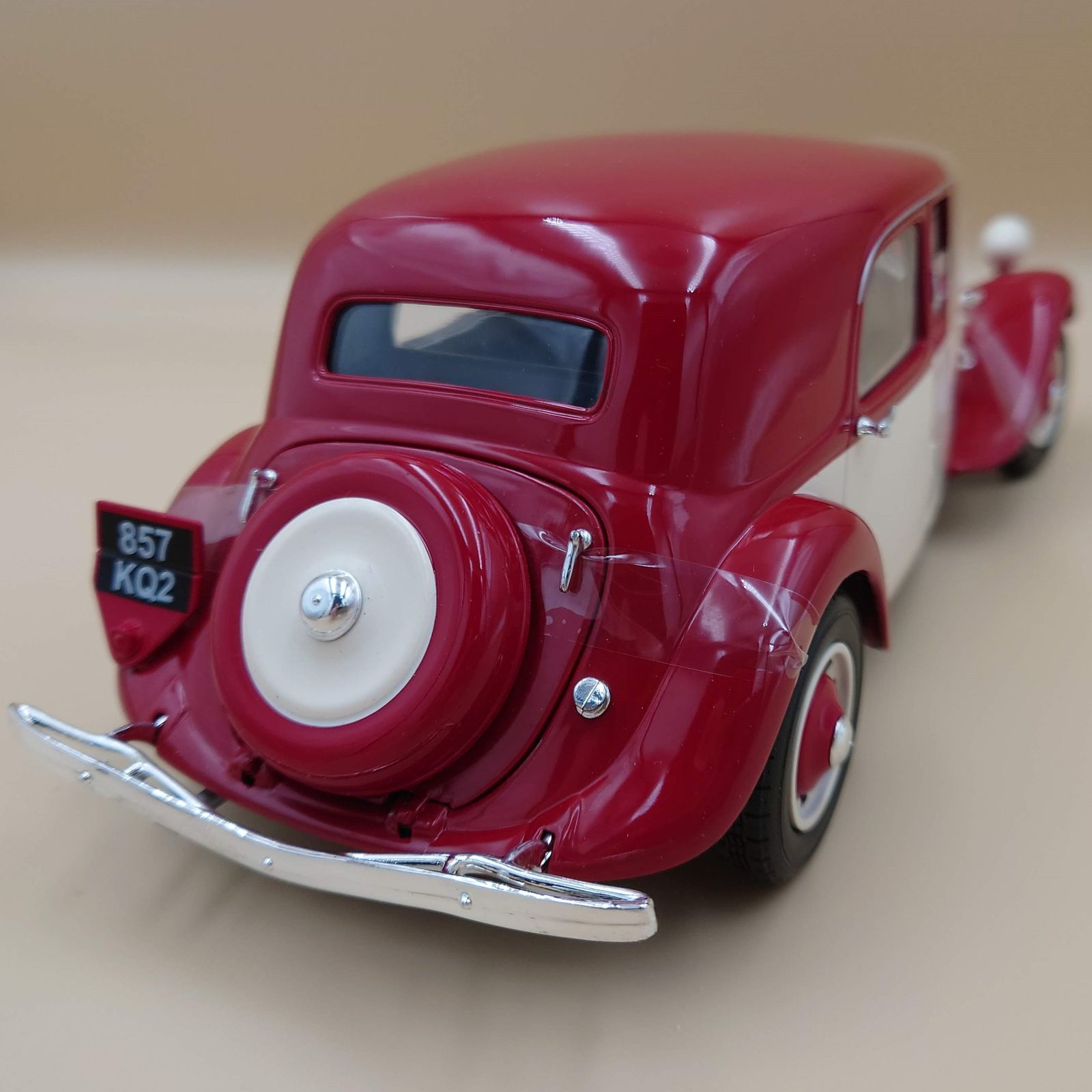 1/18 シトロエン トラクシオン11CV 1937 レッド／クリーム ソリド製