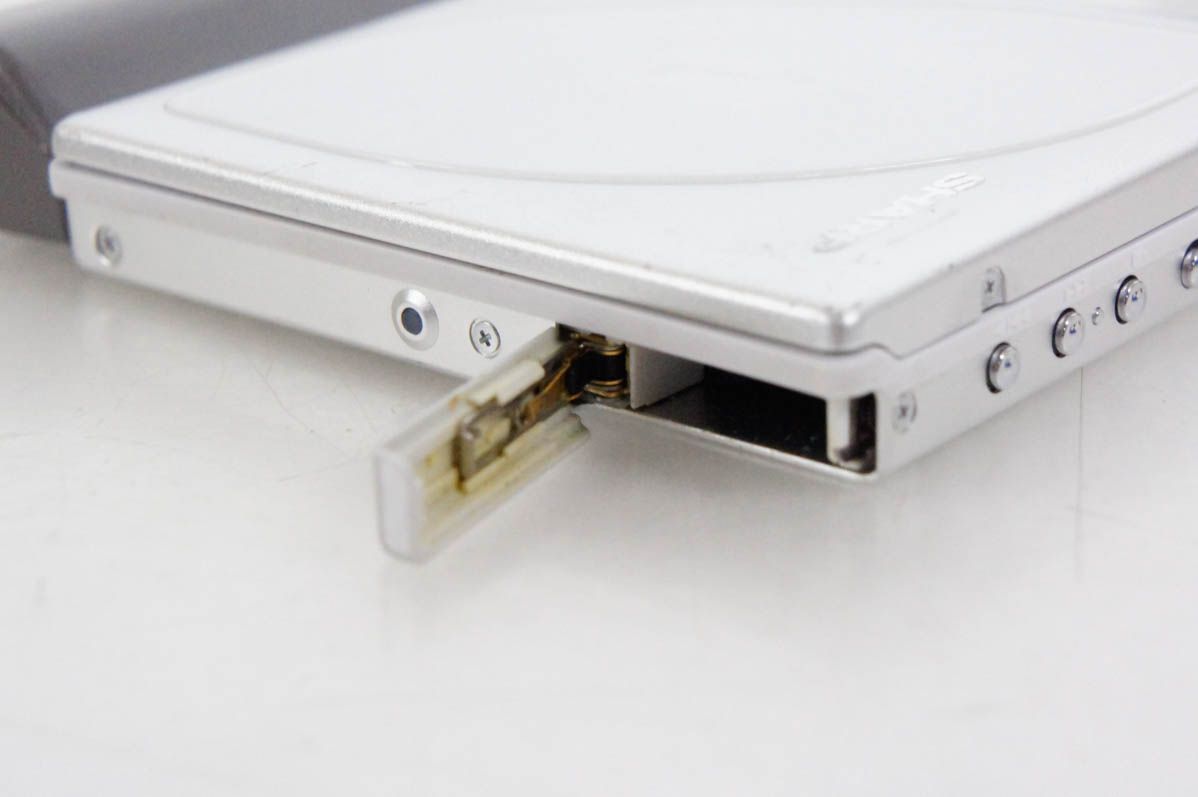SHARP / シャープ　ポータブルMDプレイヤー MD-DP700 シャープ、充電スタンドにスピーカーを内蔵したポータブルMD