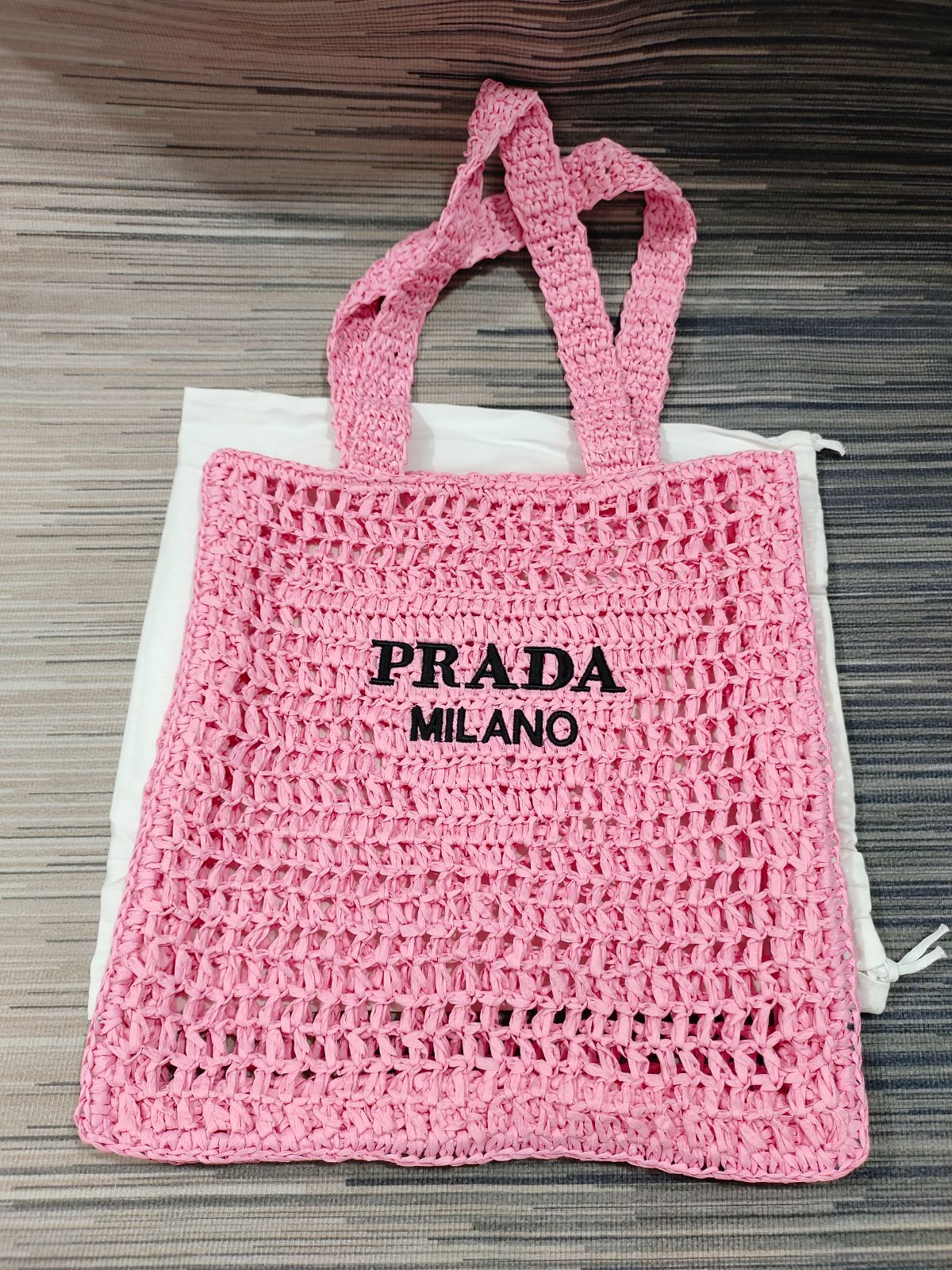 新品PRADA/プラダハンドバッグラフィア素材防塵袋お値下げ中即購入oｋ！オシャレ！ピンク