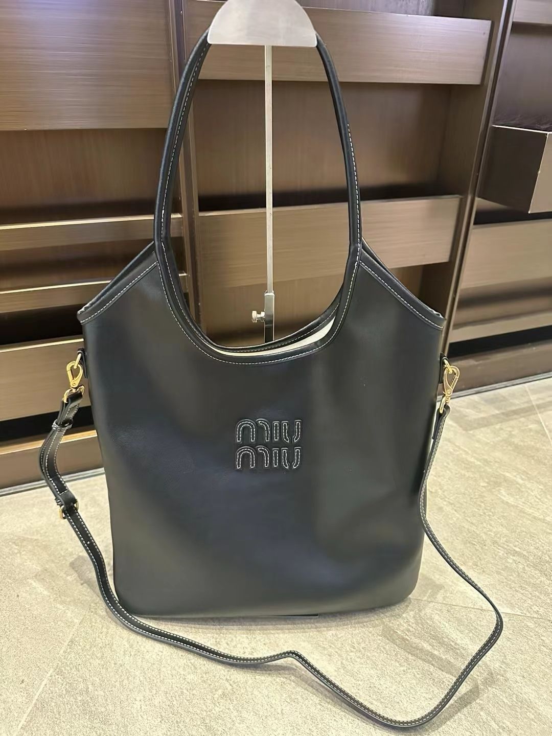 miumiu  ロゴ レザー トートバッグ