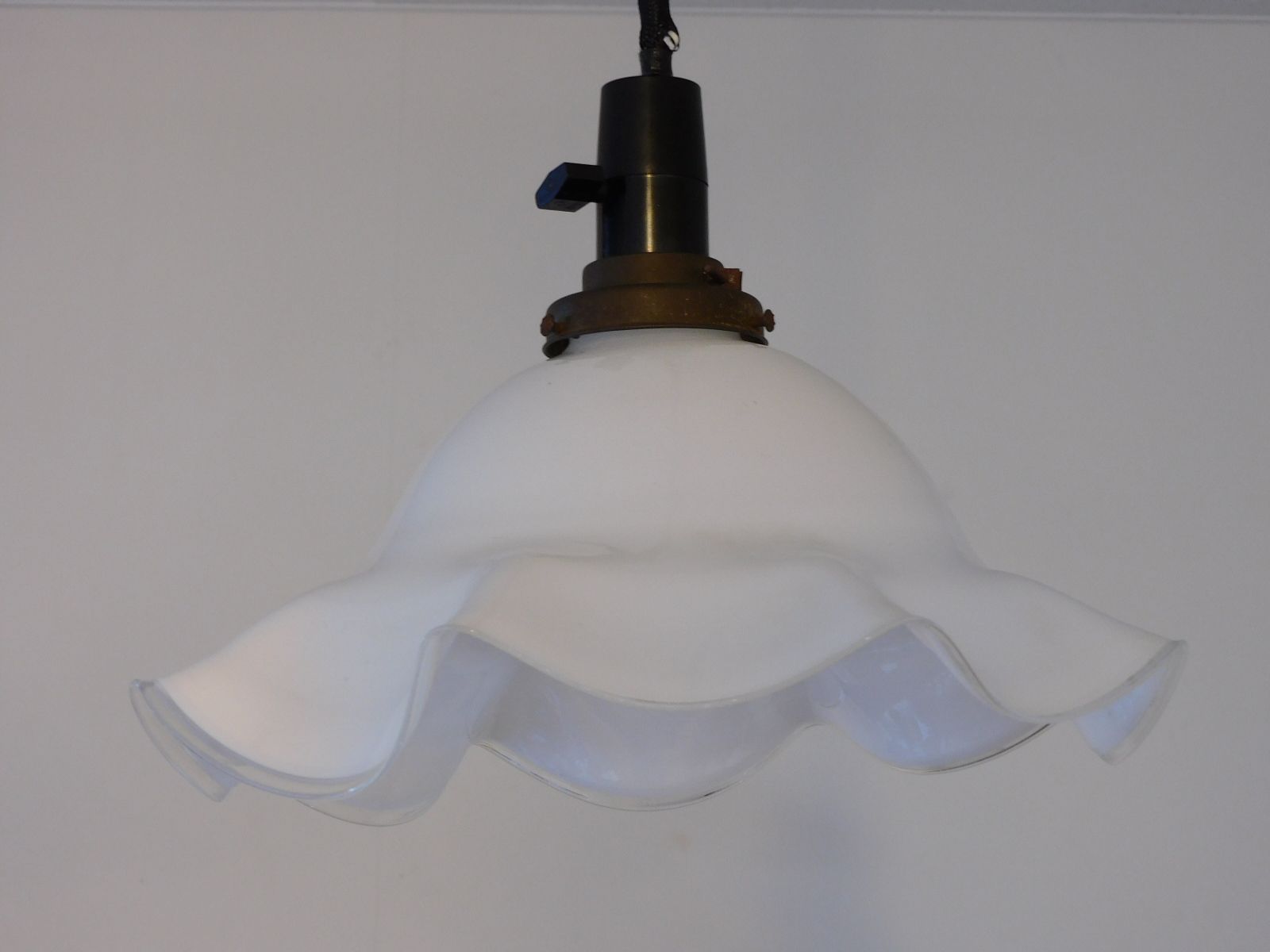 ふるいガラス電笠 乳白 フリル HK-a-05555 アンティーク 電傘 ランプシェード ランプセード 照明 シーリングライト