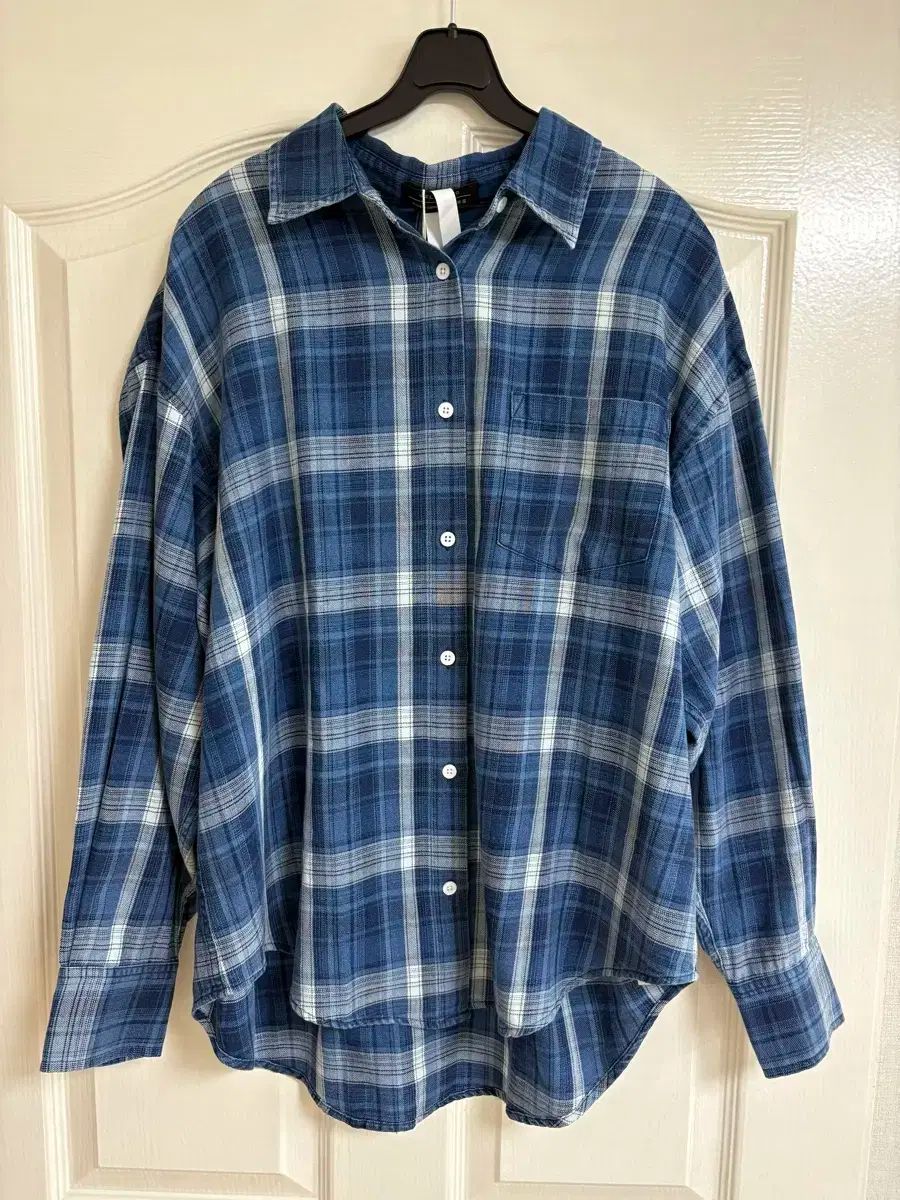 青 チェック柄シャツ