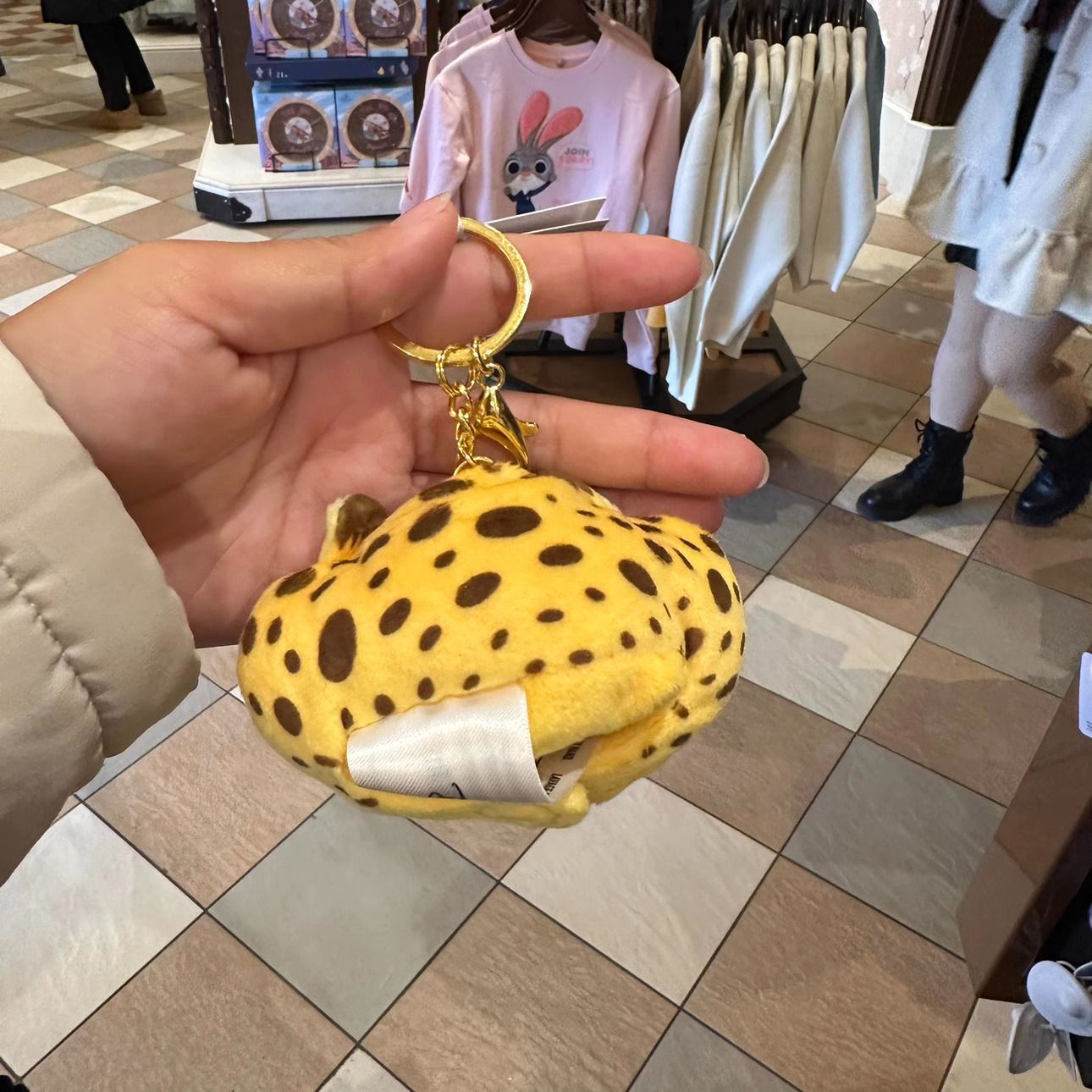 【最新☆】クロウハウザー　ズートピア　ぬいぐるみアームホルダー　上海ディズニー ☆正規品】クロウハウザー ズートピア ぬいぐるみキーチェーン