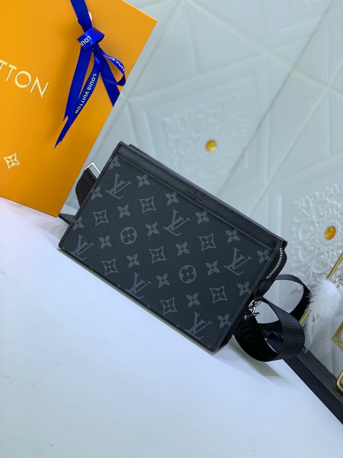 人気です LOUIS VUITTON ルイ・ヴィトン メンズ ショルダーバッグ ガストン・ウェアラブル ウォレット モノグラムエクリプス M81124