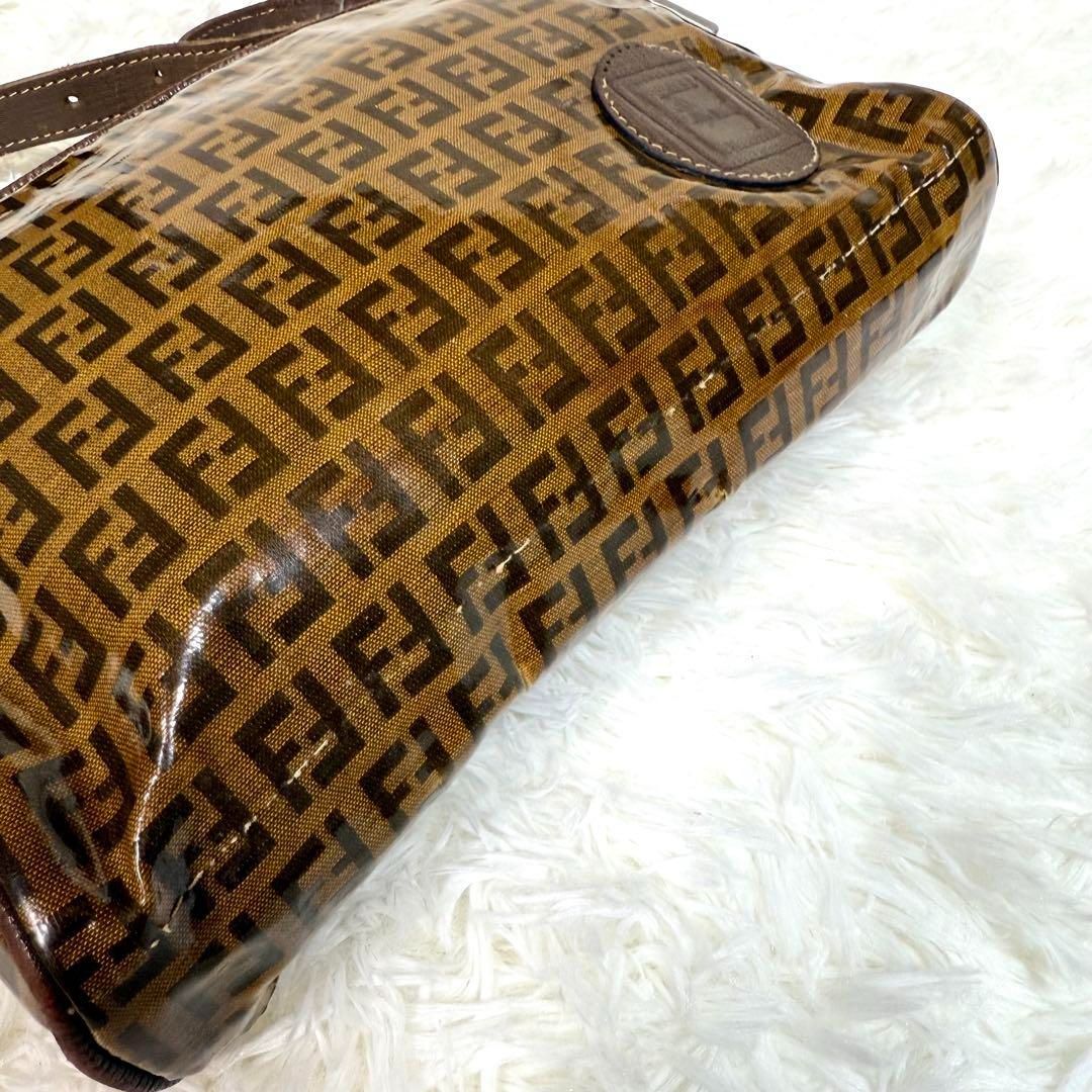 FENDI フェンディ ズッカ柄エナメルレザーショルダーバック カメラバッグ革鞄 FENDI フェンディ ズッカ柄エナメルレザーショルダーバック