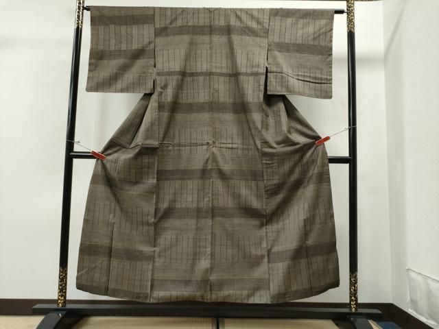 平和屋着物○本場大島紬 吉三郎 吉織物謹製 純泥染 清風になびく