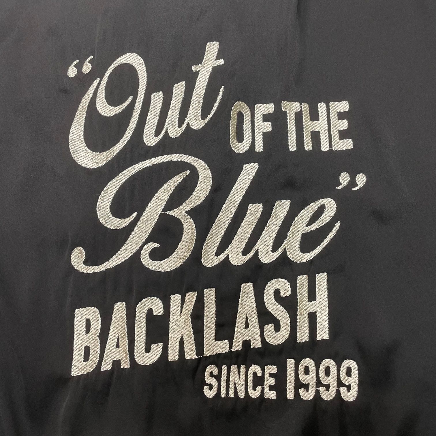 美品　バックラッシュ、OUT OF THE BLUE バッグにロゴ刺繍シャツ 定価47300円 新品 ISAMU KATAYAMA BACKLASH 23SS EMBROIDER OUT