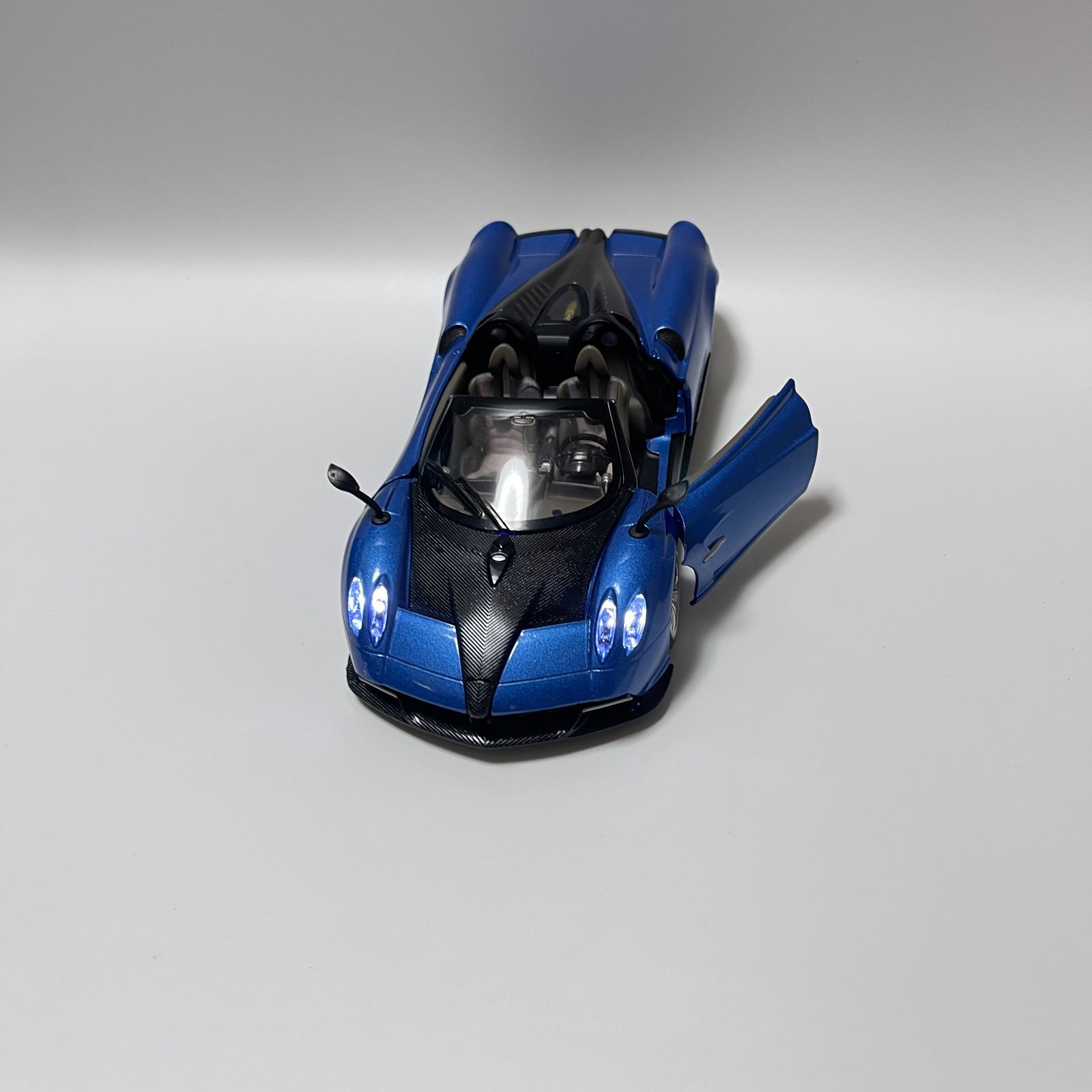 ダイキャストカーモデルのおもちゃ