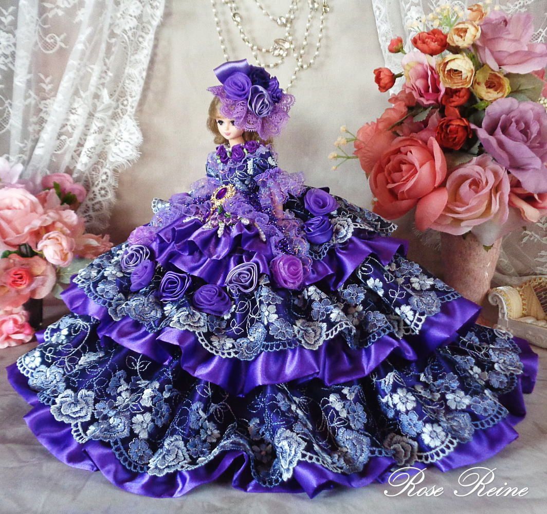 ソニアローレン王妃 ゴージャスバイオレットが重厚に煌めく豪華ボリュームフリルドールドレス