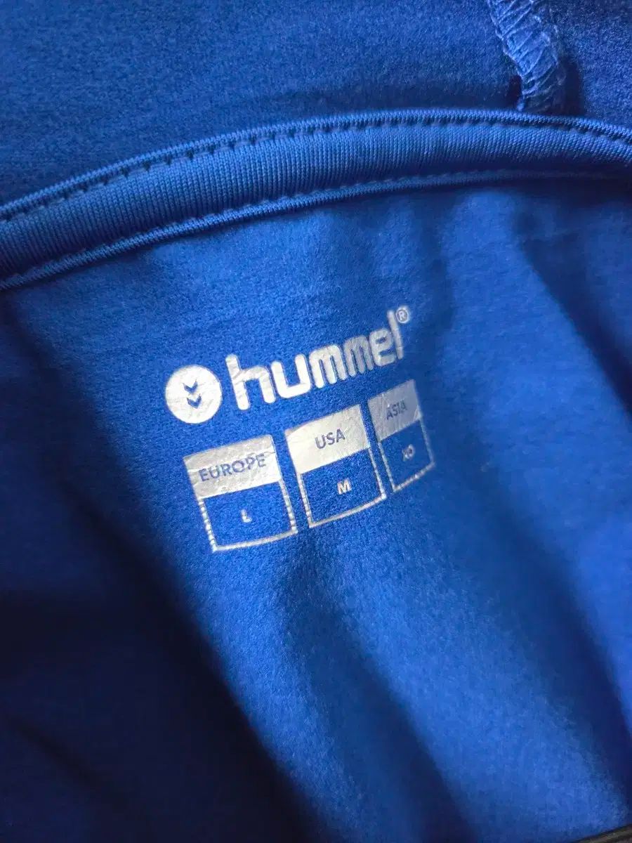 フード付きジップアップ