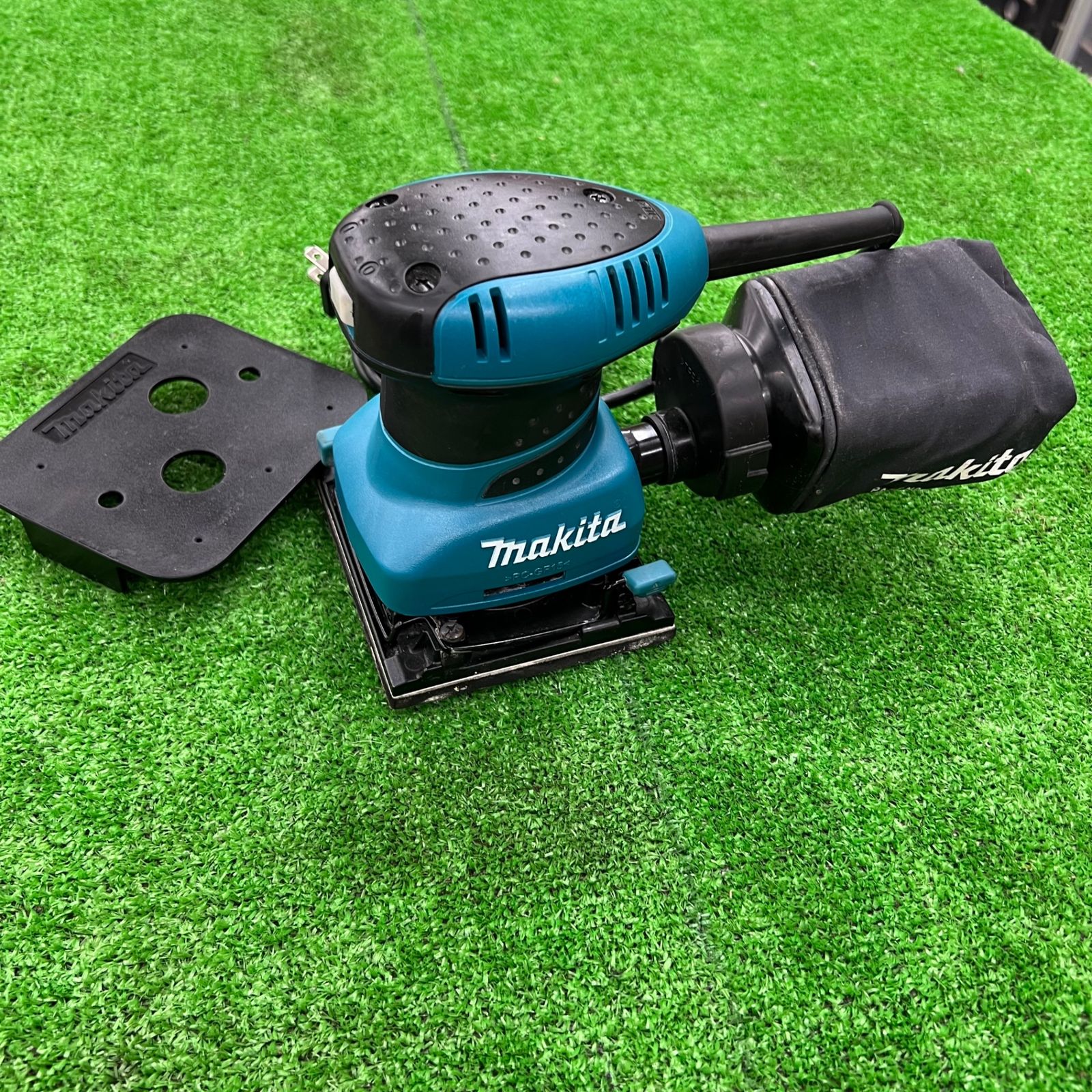 makita マキタ BO4555 ミニサンダ 中古品 【ハンズクラフト宜野湾店】 ☆中古品 マキタ 100V 防じんミニサンダ BO4555 パッド寸法：112×102mm