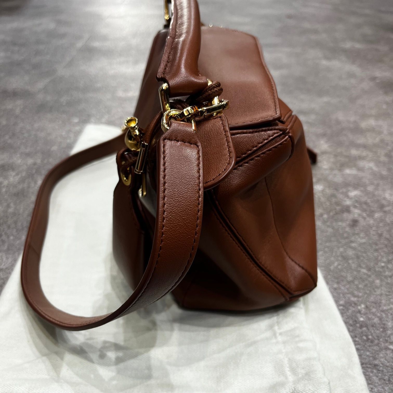 参考上代649000円 LOEWE 25SS フェザーライト パズルバッグ