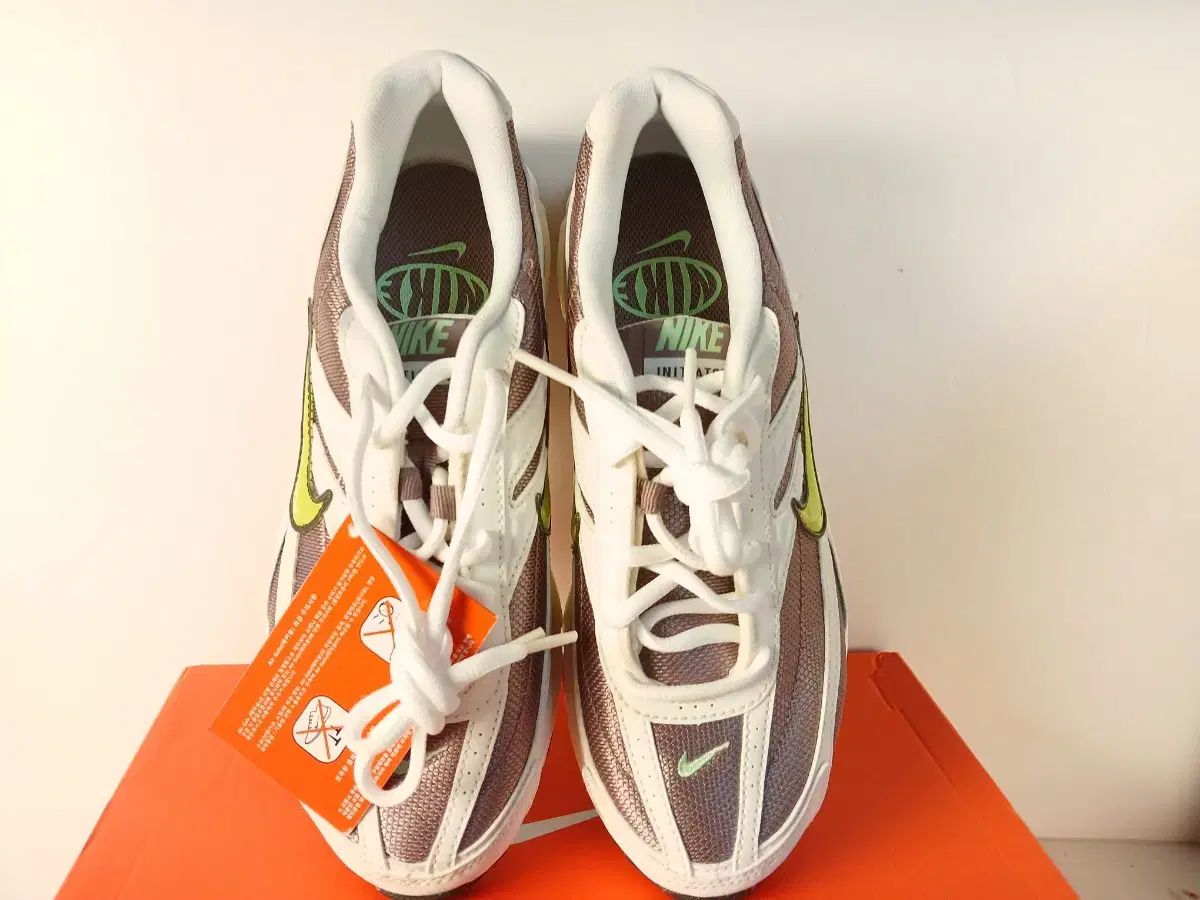  ナイキ スニーカー 白 ブラウン 蛍光 その他 武道 格闘技
