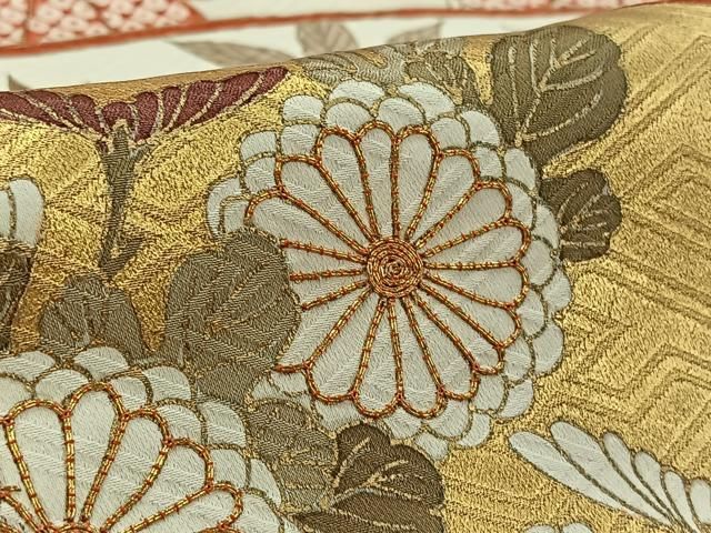 疋田に束ね熨斗に地紙、花模様刺繍の振袖 着物