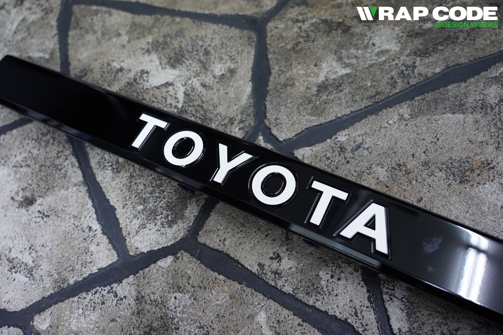 ランクル250 ZX純正バックドアガーニッシュASSY＆TOYOTA表面マットフィルム 完成品 BRIGHTFACE_UK