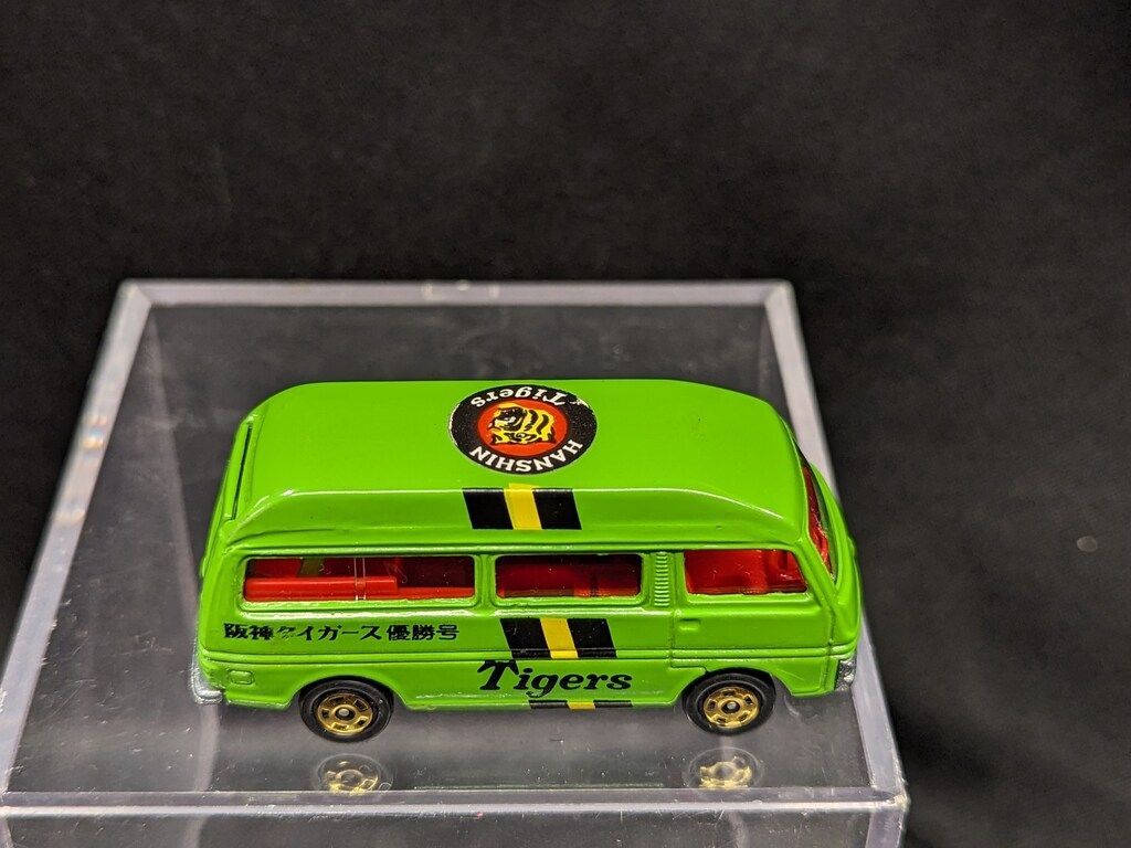 新品同様　トミカ ニッサン キャラバン ハイルーフ バン 阪神タイガース優勝号 ミニカーショップ ケンボックス トミカ 黒箱☆3☆日産キャラバン