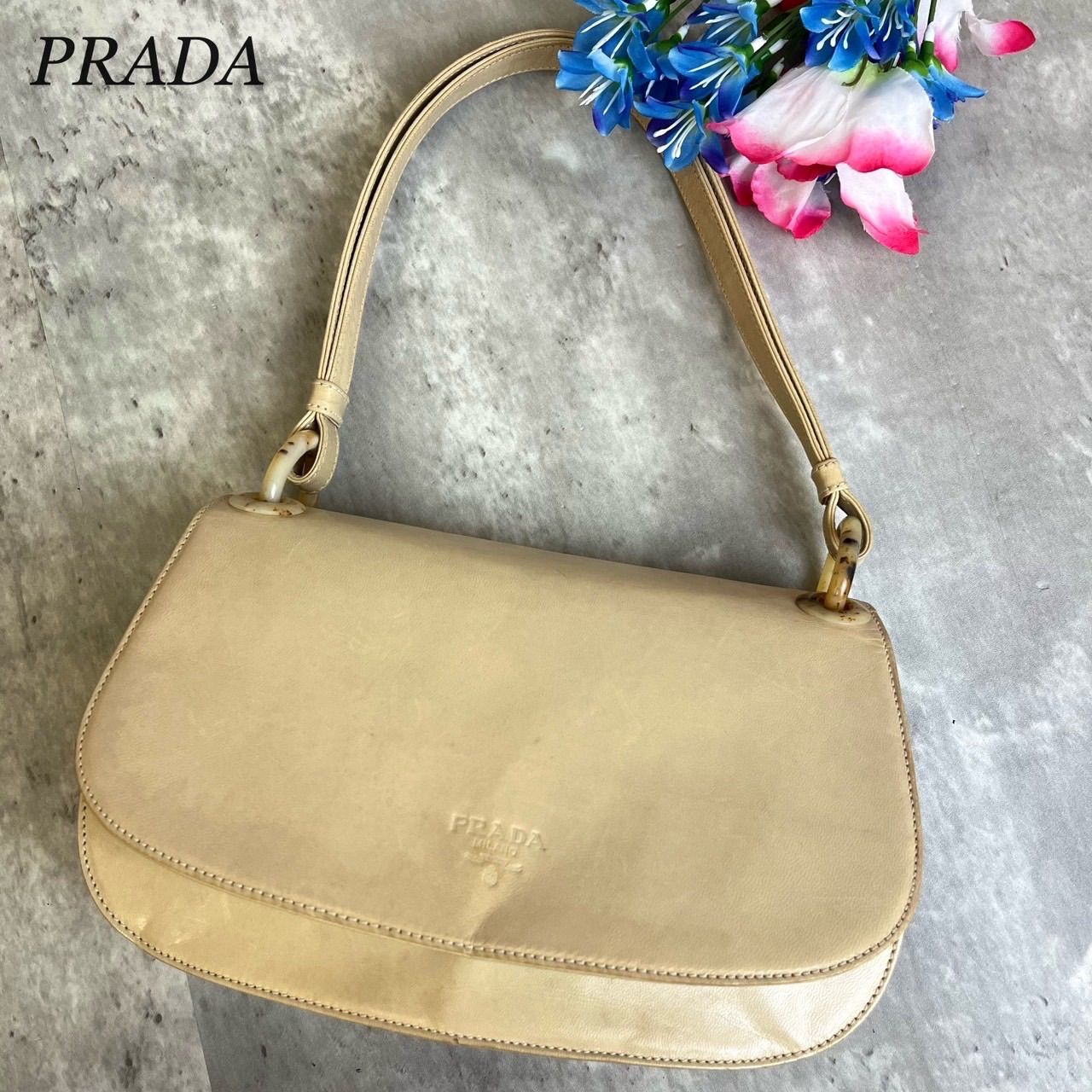 ✨良品✨ PRADA プラダ ワンショルダーバッグ トートバッグ フラップ ロゴ型押し プラスチックハンドル 総柄 白タグ レザー レディース  ベージュ 肌色 - メルカリ