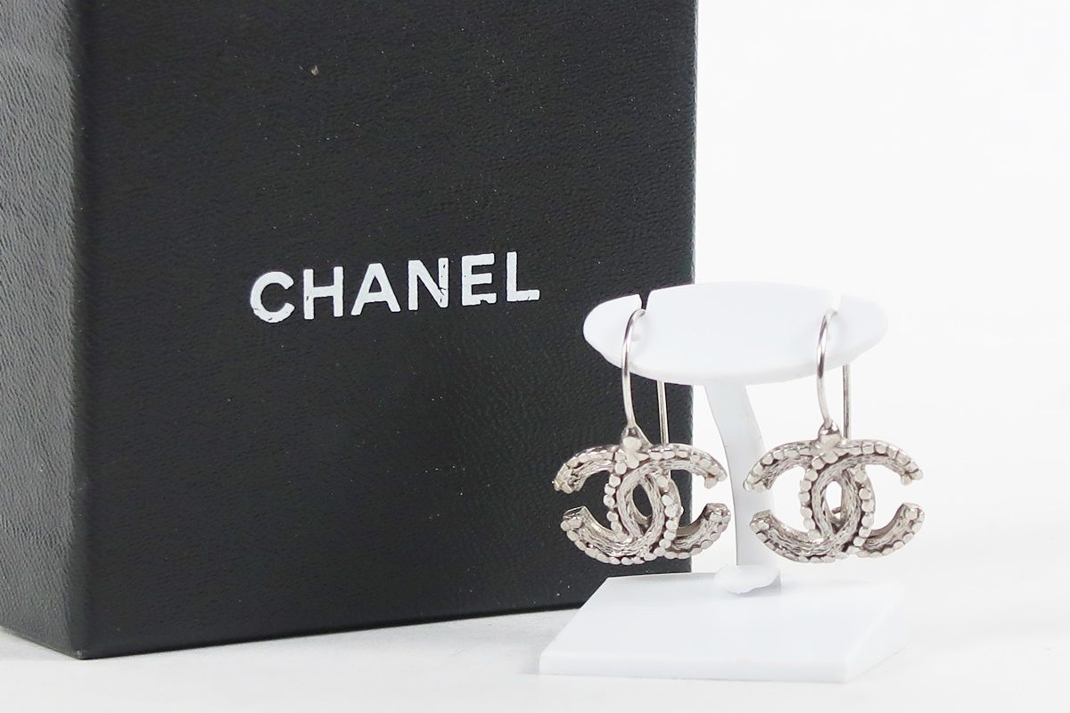 美品】CHANEL シャネル ココマーク ピアス ブランドアクセサリー 小物 00A刻印【PZ88】 - メルカリ