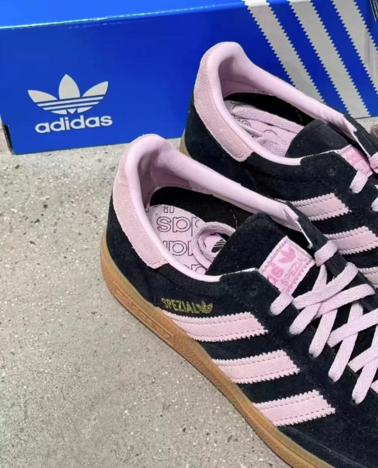 新品 adidas ハンドボール スペツィアル Handball Spezial レディース スニーカー Core Black/Clear Pink/Gum