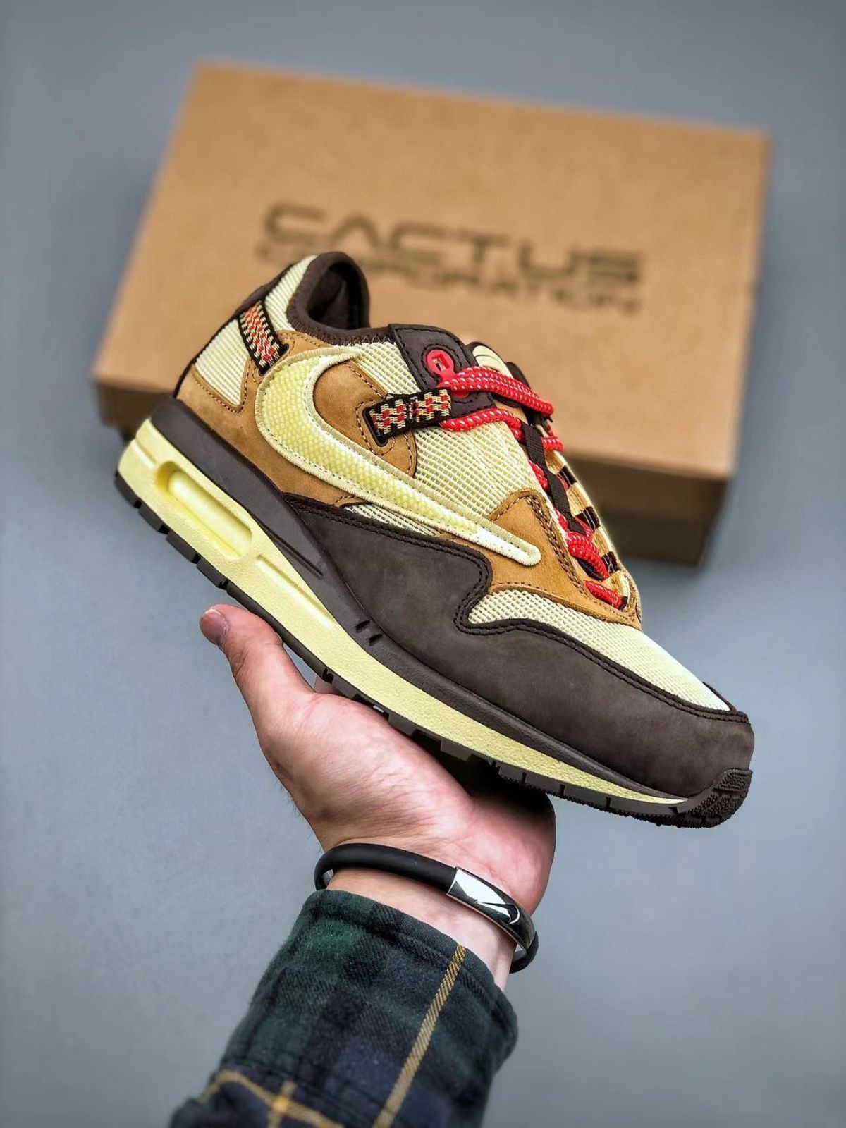 Travis Scott × Nike Air Max 1 ナイキ トラヴィス