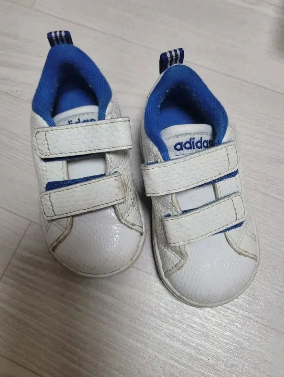 adidas(アディダス) 離乳する スニーカー