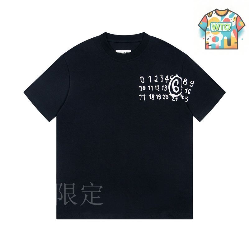MM6 メゾンマルジェラ イヤープリント Tシャツ MM6 Maison Margiela(エムエム6 メゾン マルジェラ)｜Vネック
