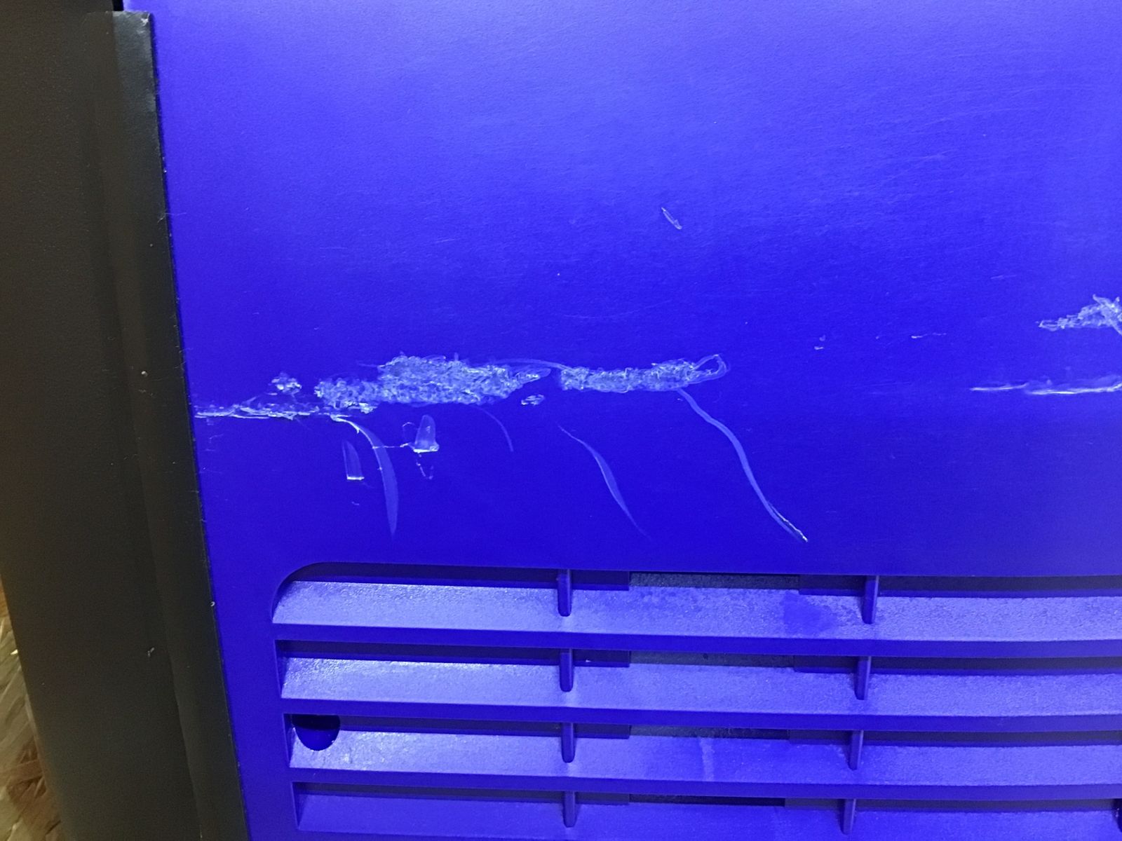 本体に大きなスリ傷有