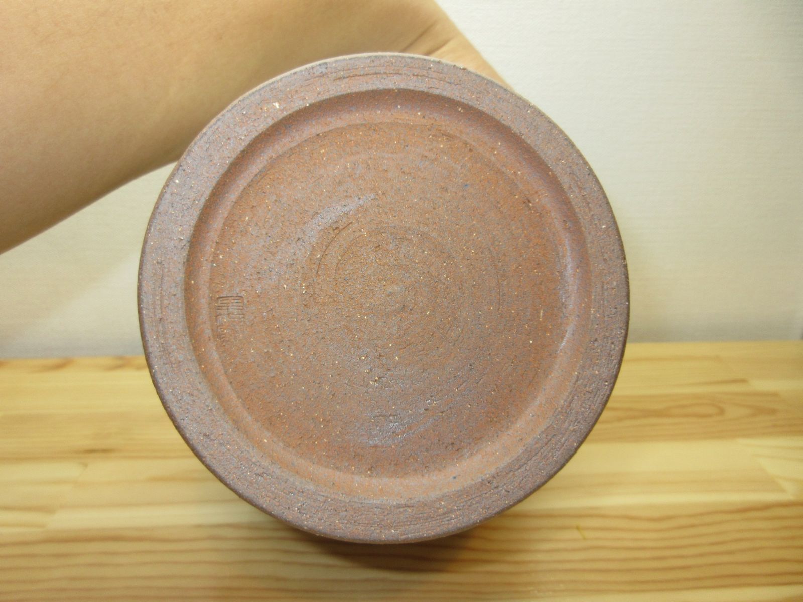 送料込【逢絢亭・新品】茶道具 水指 京焼 掻落し 真塗の塗蓋 黒石窯 共箱入り 逢絢亭・新品】茶道具 水指 京焼 掻落し 真塗の塗蓋 黒石窯 共