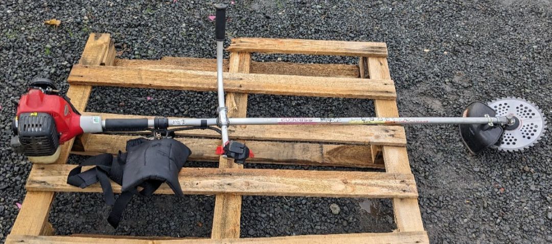 鹿児島発 新ダイワ 肩掛け式エンジン刈払機SSR2602 ×2本 チップソー新品