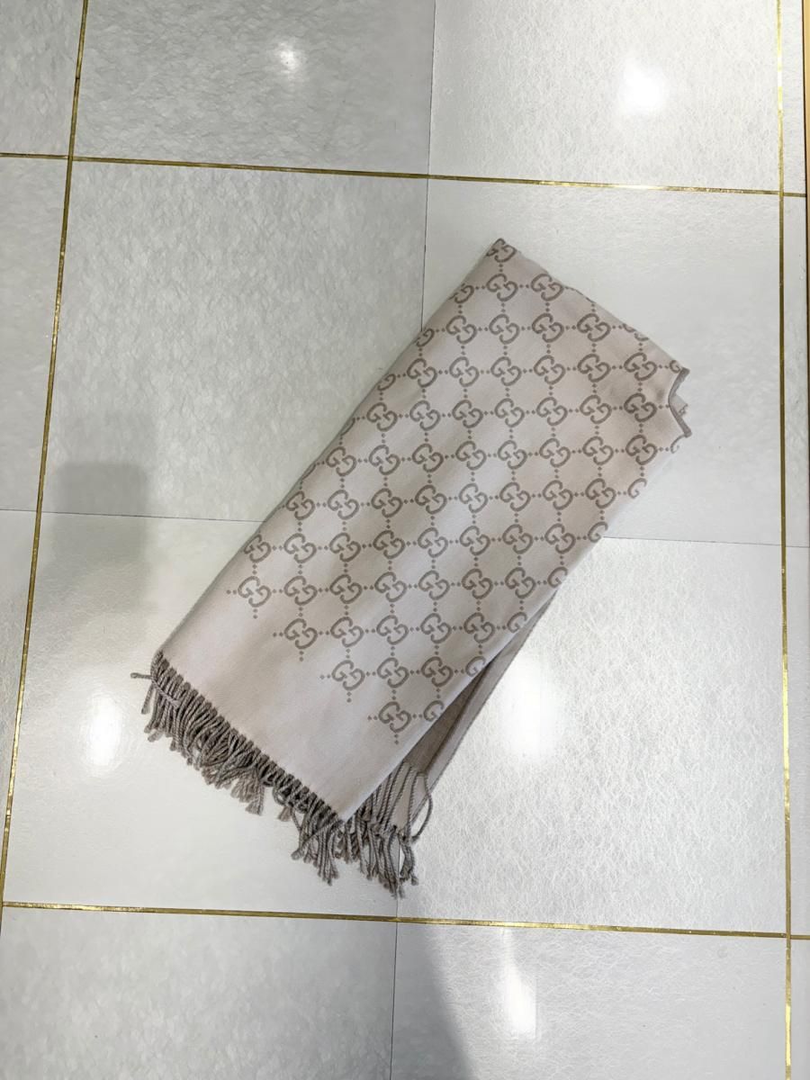 GUCCI グッチ GGｳｰﾙｼﾞｬｶｰﾄﾞ ｹｰﾌﾟ オフホワイト＆ベージュ ケープ 817831used AB
