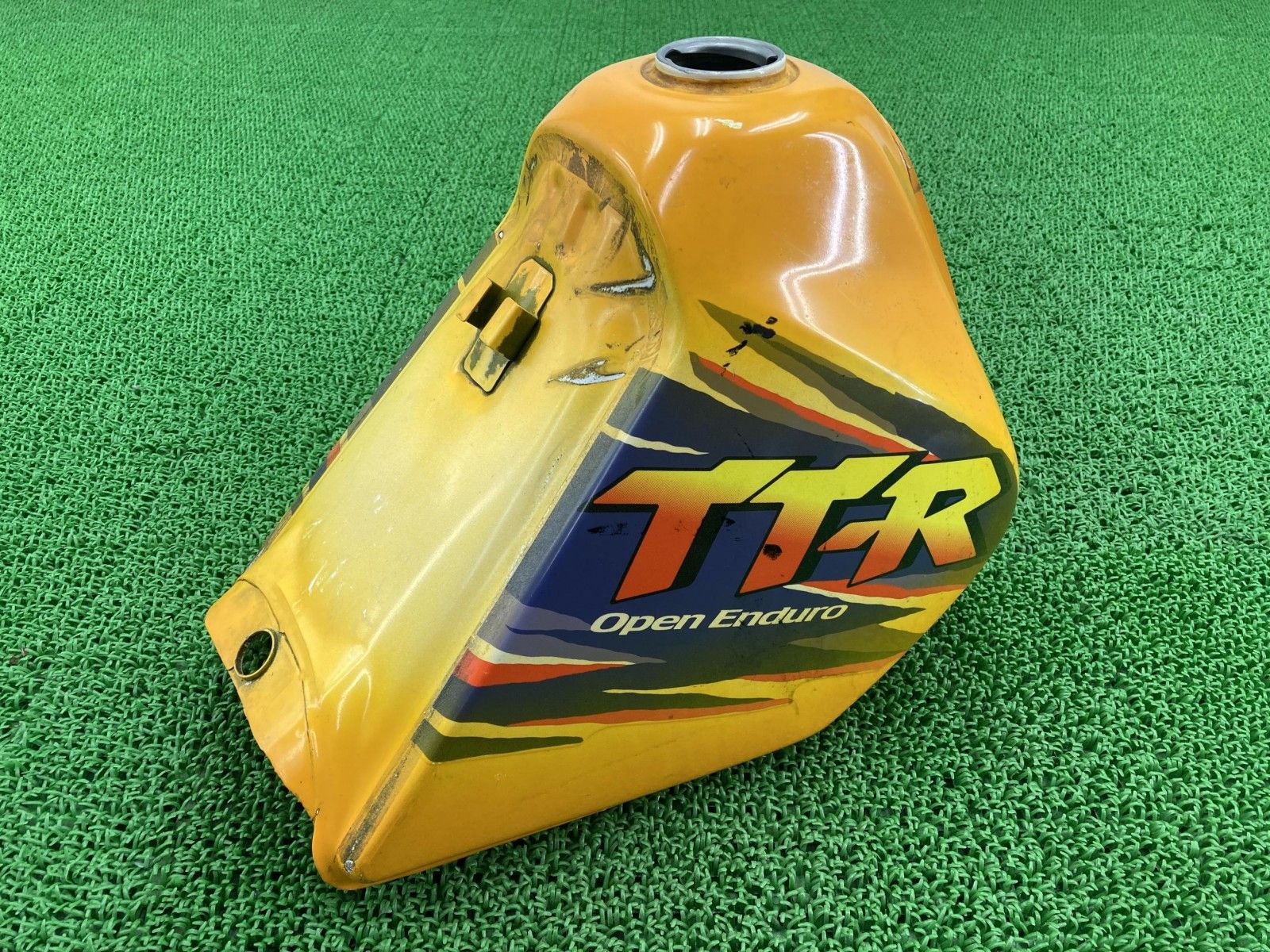 TT250R タンク 黄 ヤマハ 純正 中古 バイク 部品 4GY コケキズ無し 凹み無し 修復素材に ノーマル戻しに そのまま使える 車検 Genuine 6 TT250R タンク 黄 ヤマハ 純正 バイク 部品 4GY コケキズ無し 凹み無し