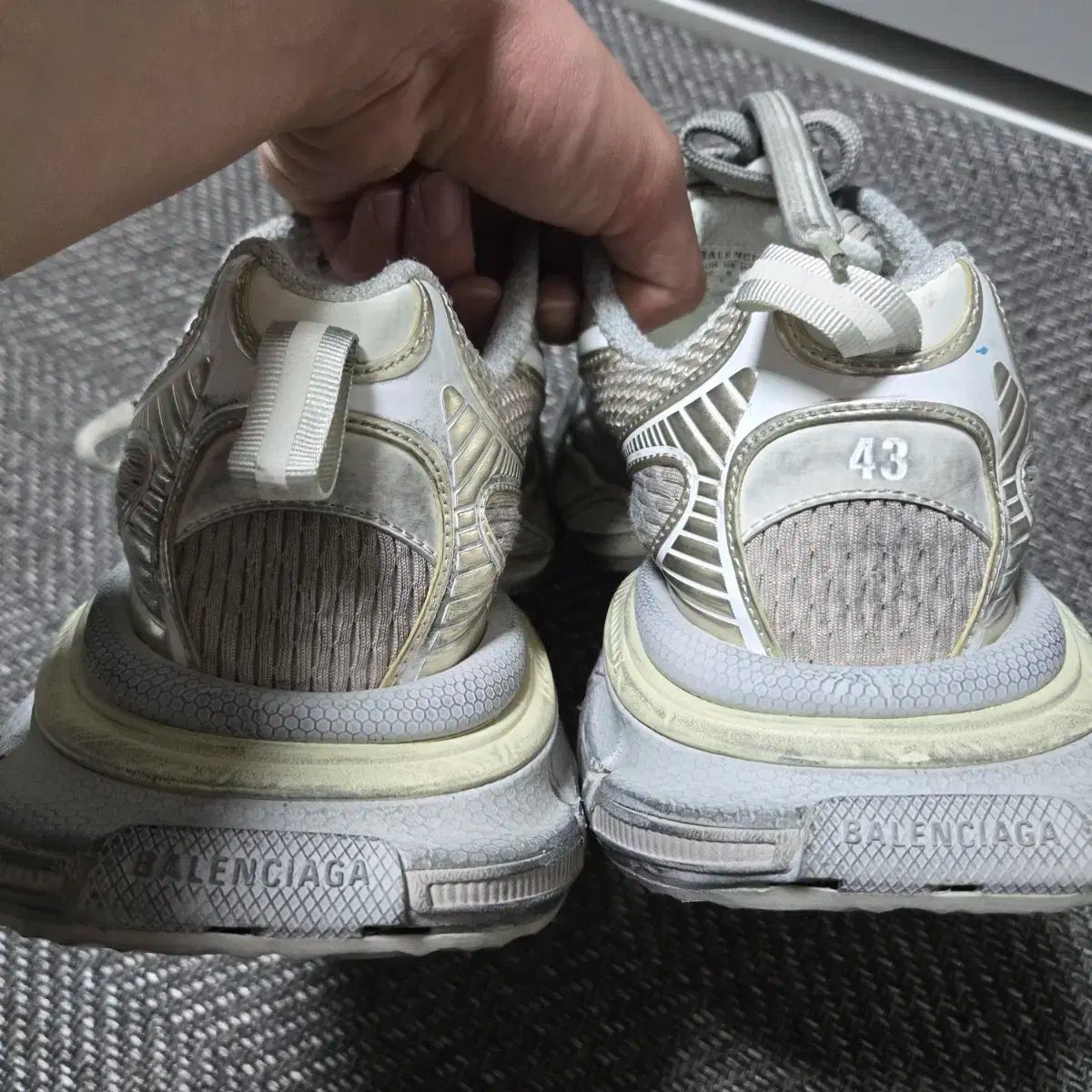 BALENCIAGA(バレンシアガ) 3xl エッグシェル 43 - メルカリ BALENCIAGA(バレンシアガ) 3xl エッグシェル 43 - メルカリ