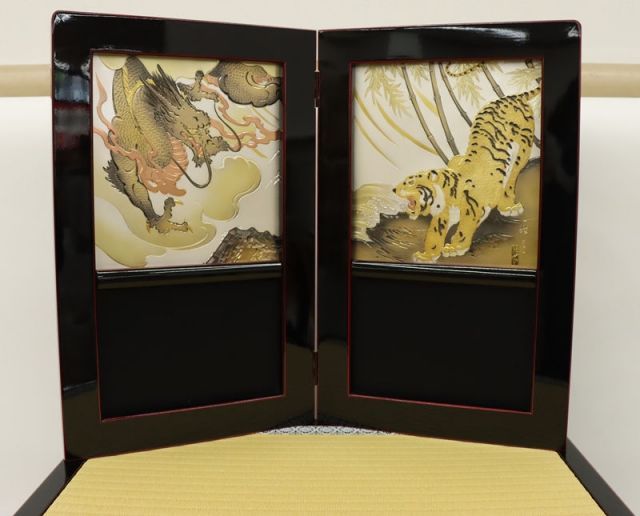 新品 五月人形 着用兜 金 新龍虎彫金 山河 25号 櫃なし/黄金立札 端午の節句 こどもの日 新品 五月人形 着用兜 金 新龍虎彫金 山河 25号 櫃なし/黄金立札