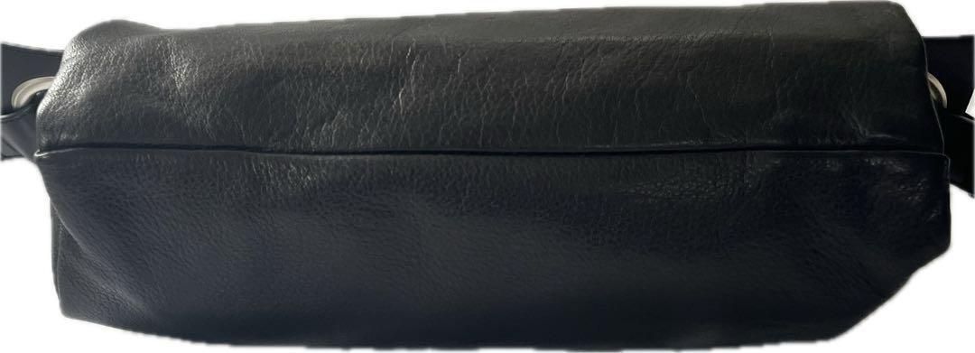 美品☆ カワカワ　ハトメ　 ボディバッグ レザー 希少】kawakawa カワカワ ハトメ レザー ボディバッグ M