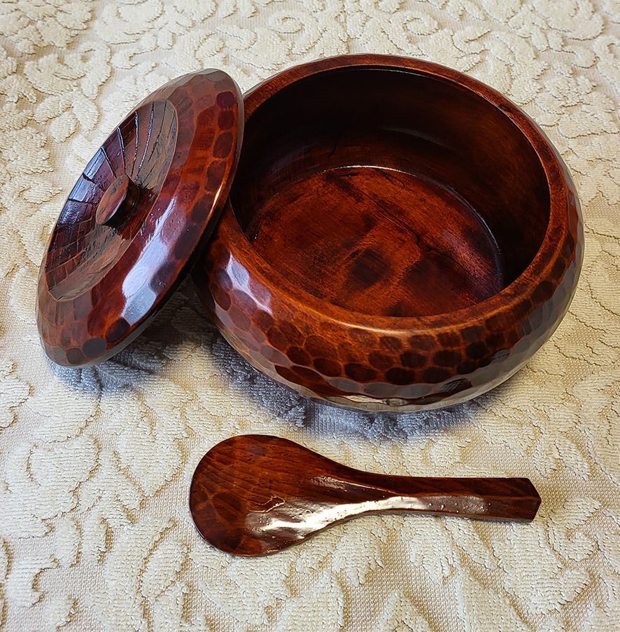 新品入荷 讃岐塗 くりぬき木製おひつ 亀甲ノミ彫18cm 杓子付(2～3人用 食器