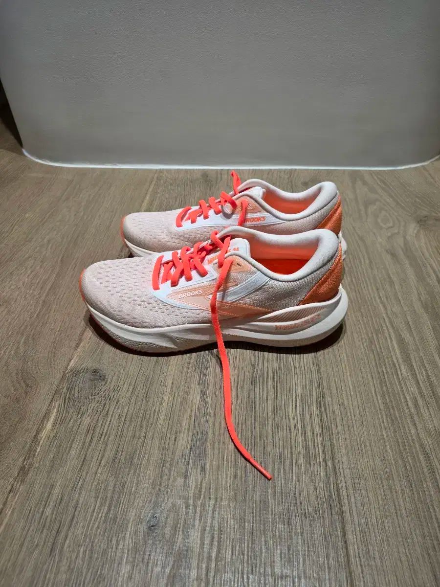 ブルックス ランニングシューズです サイズは 245mm です