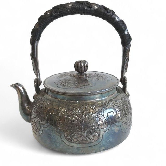 純銀製 丸形 菊摘 口打出湯沸 銀瓶 煎茶道具 重量1387g 純銀製 湯沸 釜形 菊摘 鉄取手 銀瓶 桐箱付 煎茶