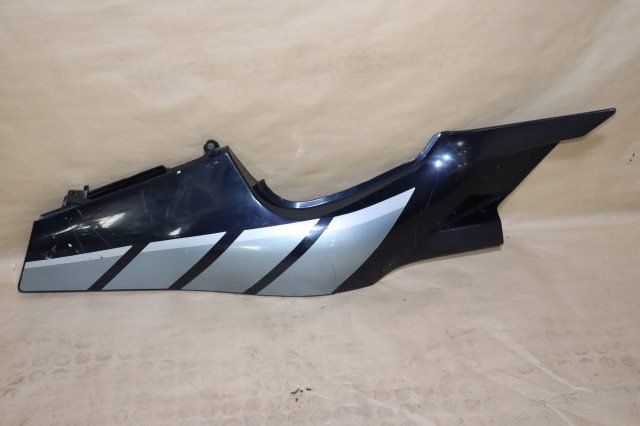 ヤマハ FZR250R 3LN シートカウル右 Y283-43