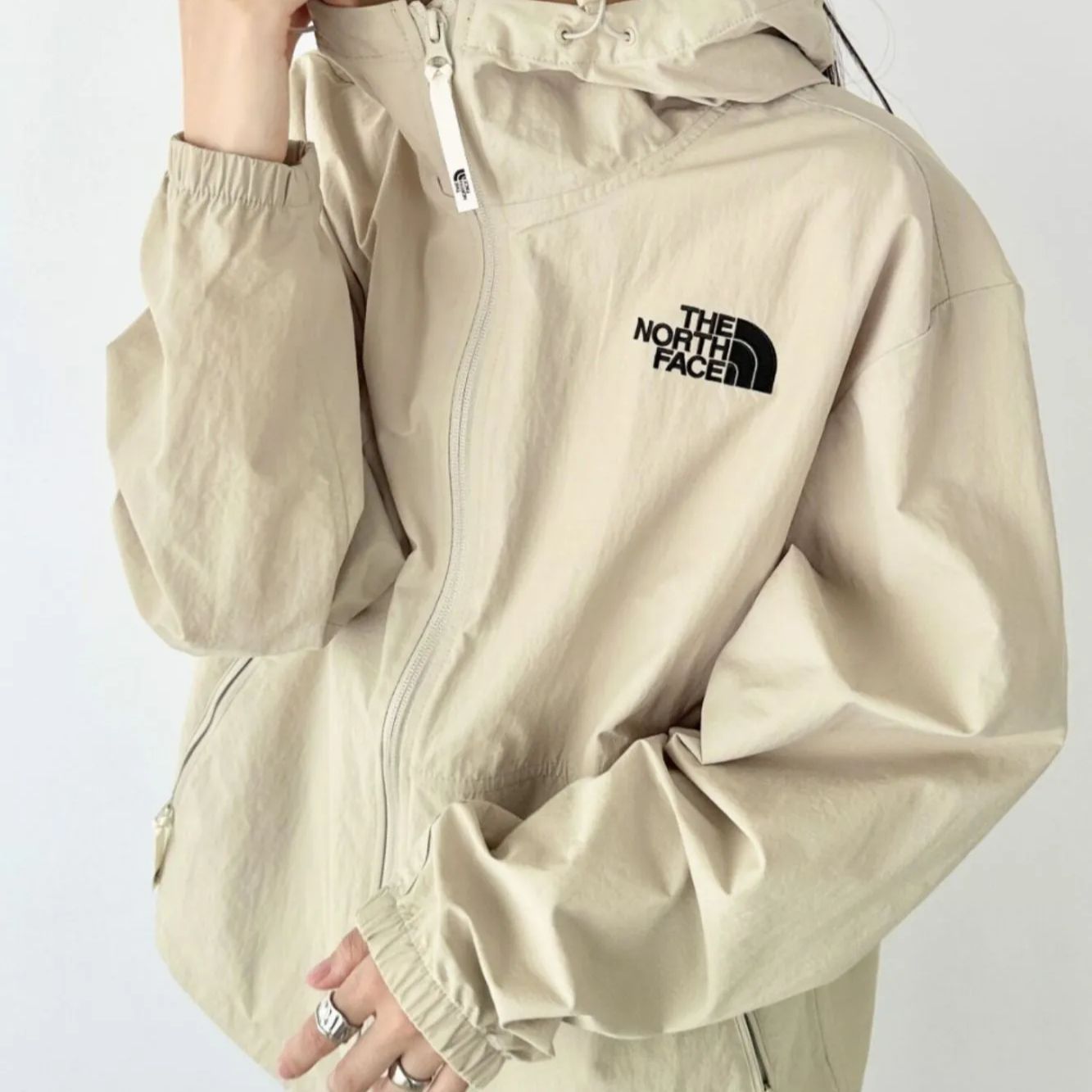THE NORTH FACE ブルゾン アウター ルーズフィットライトベージュ ブラック ワンポイントロゴ ザコーチジャケット ウインドブレーカー アウトドア アウター メンズ レディース