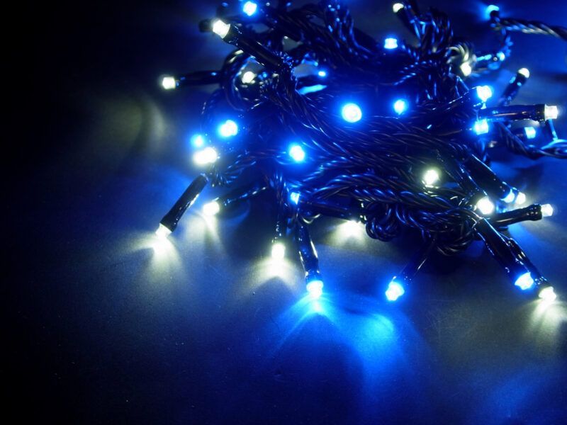 | コロナ産業 イルミネーション ストレートライト100球 電池式 ミックス色LED 9.9m タイマー付 HT100MIX |  ストリングライト コロナ産業　ニュースタンダードライト100球（LED）シルバーコード　イルミネーション　同型連結可　MS100