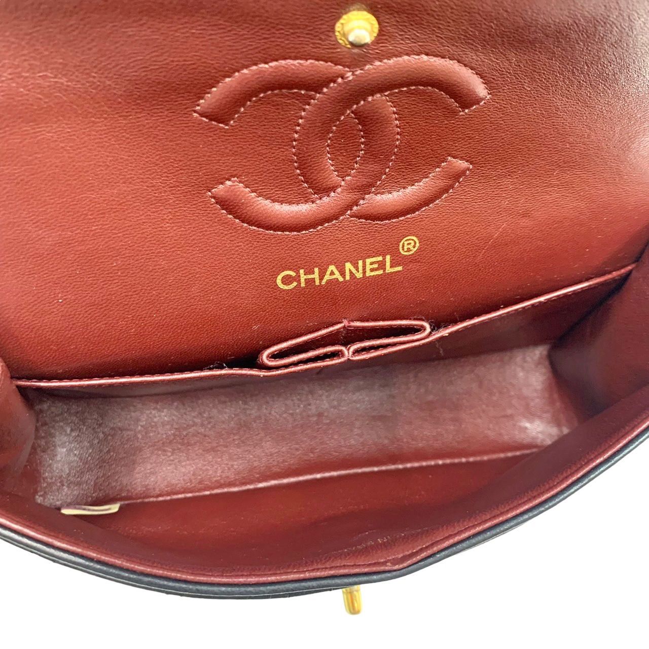 10年以上前のCHANELです。目立った汚れ傷等はございません。 10年以上前のCHANELです。目立った汚れ傷等はございません。