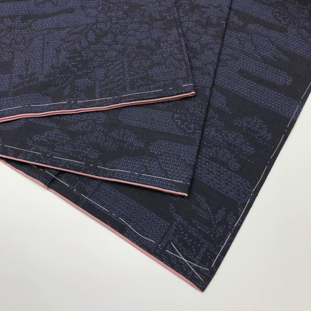 上質な結城紬100亀甲　袷　しつけ系付き 結城紬 100亀甲 エ霞に花柄模様 濃藍色 しつけ糸 K-4653 - メルカリ