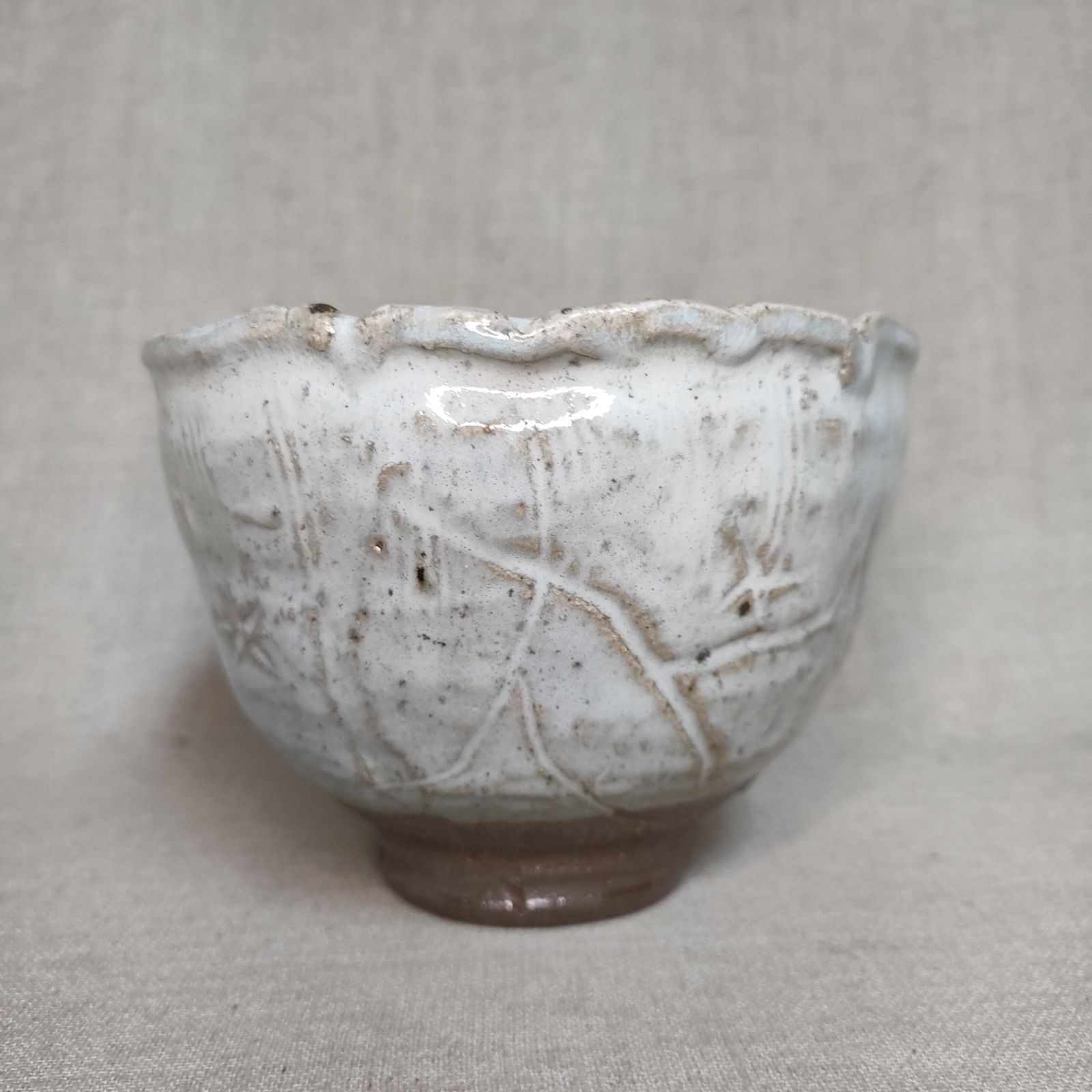 斑茶碗 創作茶碗 線刻紋 山茶窯 唐津焼 抹茶茶碗 和食器 sazan-gama 灰被り斑茶碗 花弁縁