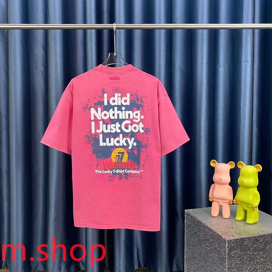 目を惹くデザイン☆VETEMENTSヴェトモン ☆ロゴ Tシャツ ユニセックス I Just Got Lucky 新品 - メルカリ