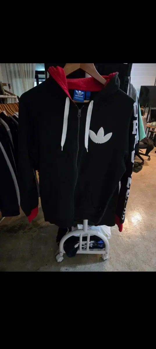 【雷市場（ポンジャン）商品韓国直送】 adidas(アディダス) オリジナル フード付き ジップアップパーカー S サイズ